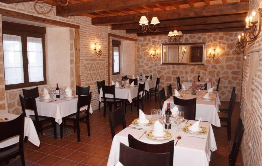 拉卡松纳德多尼亚佩特拉酒店 Villarmentero de Campos 外观 照片