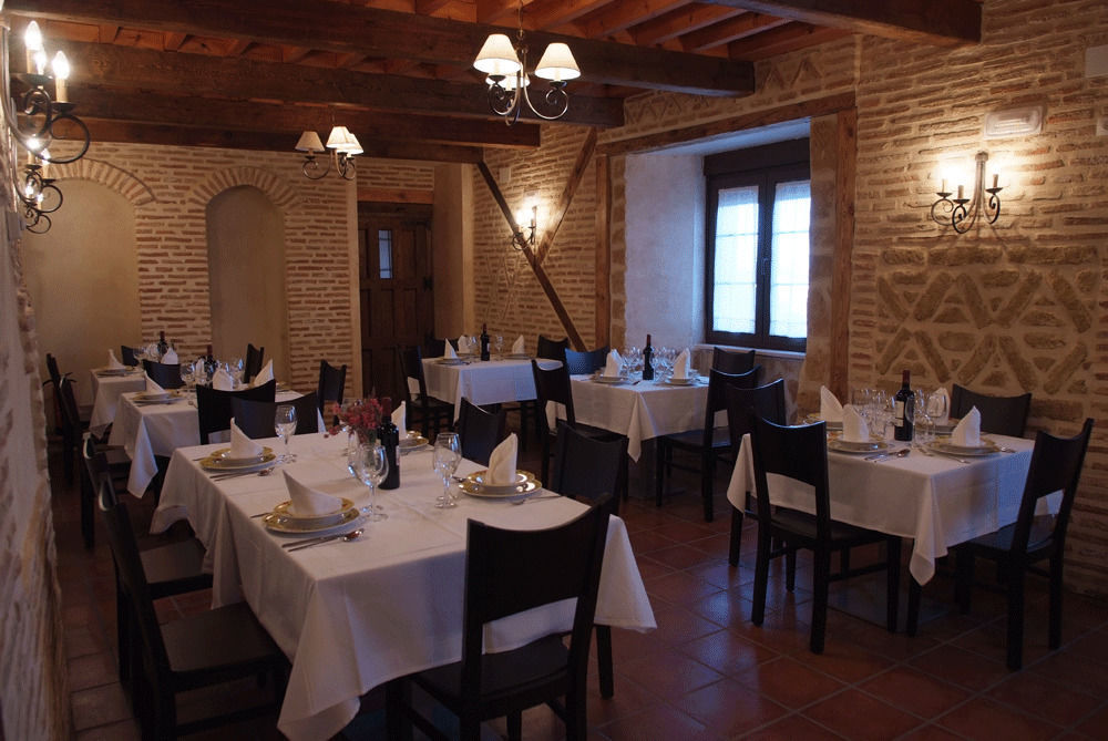 拉卡松纳德多尼亚佩特拉酒店 Villarmentero de Campos 外观 照片